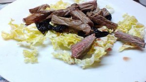 Салат из говядины с черносливом