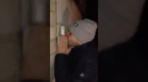 Примерз языком к железу. Умора 🤣