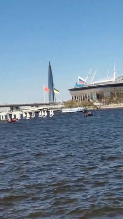Парусная регата в Санкт-Петербурге — это захватывающее зрелище.