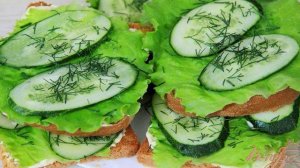 Тосты с огурцом и листьями салата