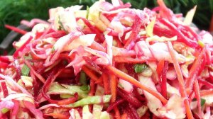 Быстро, вкусно и очень полезно. Салат из молодой капусты, сырой свёклы и моркови.