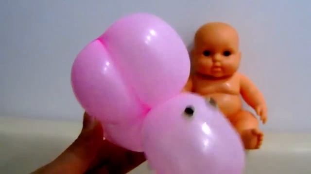 Малыш пупсик учит цвета зверята из шариков baloon animals nursery rhymes