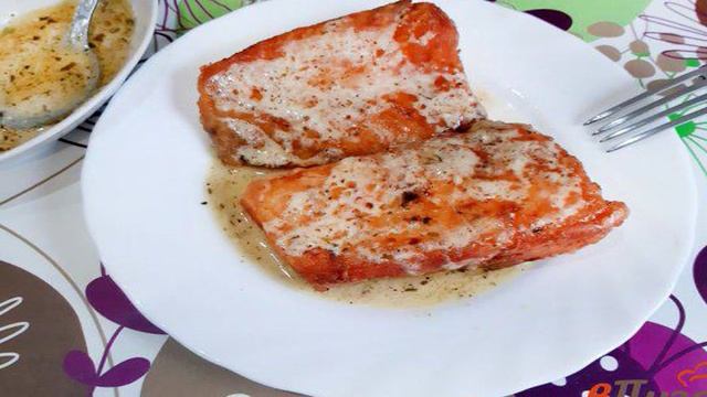 Форель жареная в соусе с вином и маскарпоне
