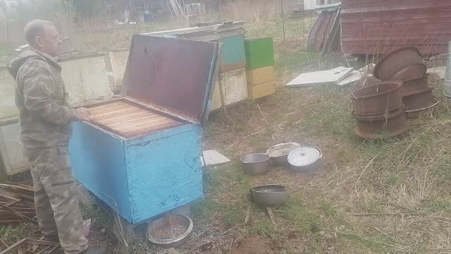 Холодно. Делаю приспособы, собираю рамки. Воскотопка - перетопка рамок в фоновом режиме