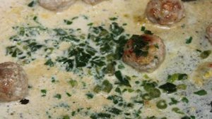 Тальятелле с фрикадельками и шпинатом в соусе