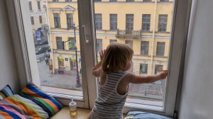 Детские приколы, Софи-Адель кричит на машины проезжающие за окном...