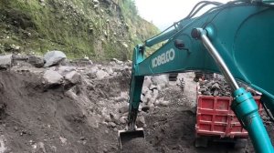 Строительство, экскаватор копает песок, очередной обзор