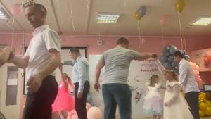 Танец пап с дочками на выпускном вечере в детском саду  "Пригласи меня папа на вальс"