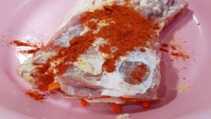 Рулет из свиной пашины фаршированный морковью