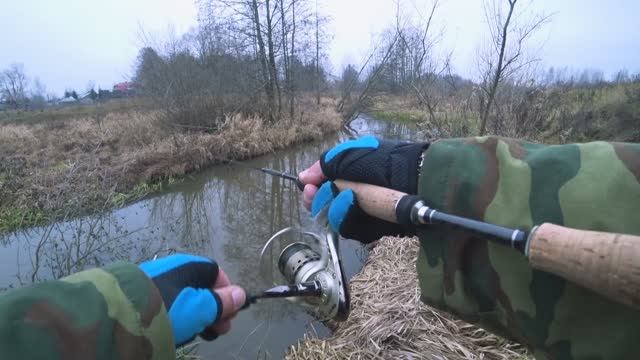 Ловлю сломанным спиннингом на домашней микроречке.