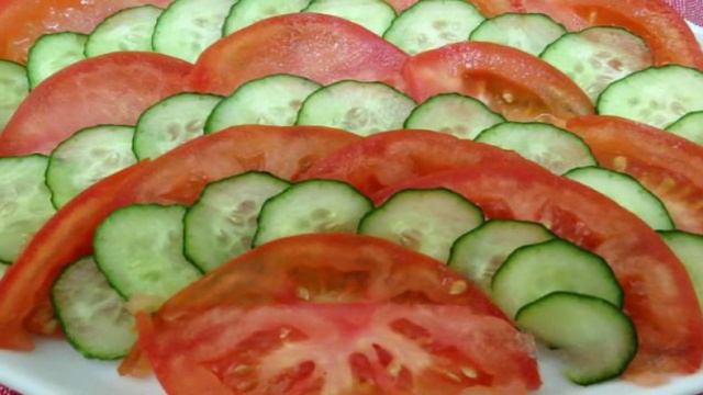 Салат из огурцов,  помидоров и хрена