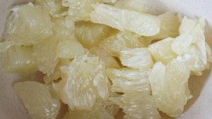 Фруктовый салат с помело, бананом и мандарином