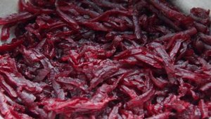 Салат со свеклой, черносливом и грецкими орехами