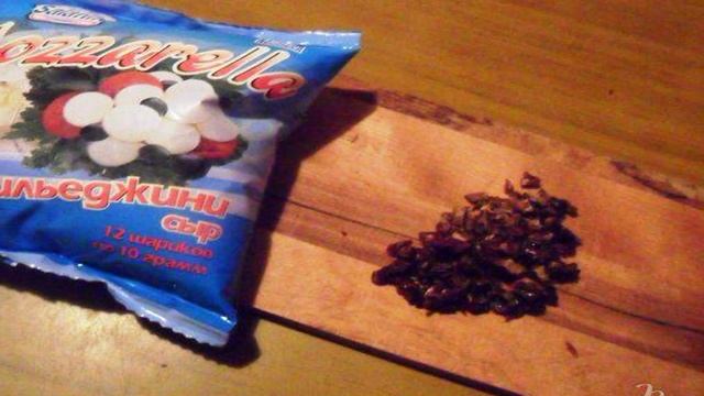 Молочные куриные зразы с моцареллой и вялеными томатами