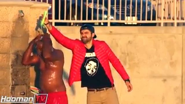 Прикол на пляже с шампунем смотреть онлайн