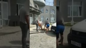 Пытаются связать барана в центре Благовещенска