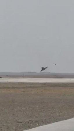 Истребитель F-4 Phantom едва не столкнулся с землей во время учений на Северном Кипре.
