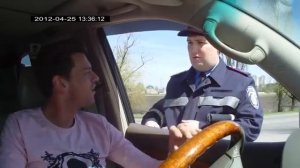 Украинский гаишник разговаривает на Английском.