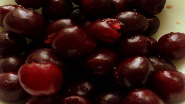 Шоколадные вареники с вишней