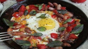 Яйца с кабачком и помидором