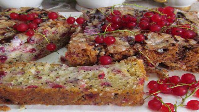 Кекс с красной смородиной и маком