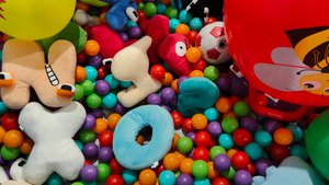 играем в игрушки в детском сухом бассейне