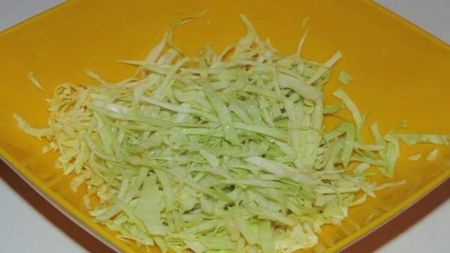 Салат из молодой капусты с морковью и мясом птицы