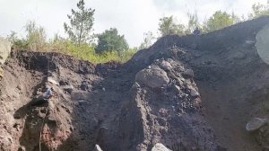 Строительство, обзор карьера, шахтёры сбрасывают песок