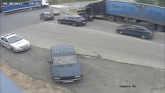 Пьяный дальнобойщик пытался подраться с полицейскими