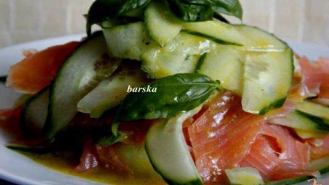 Салат  из огурца и семги