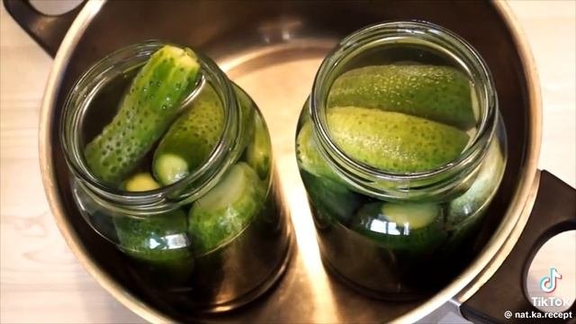 Сладкие маринованные огурцы с чесноком