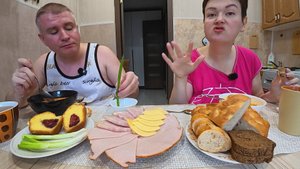 Мукбанг РАЗРУГАЛИСЬ с Вованом и НЕ разговариваем! ДОСТАЛИ друг друга! Семейный обед в России