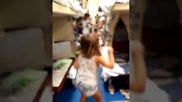 Танцы в поезде смотреть онлайн