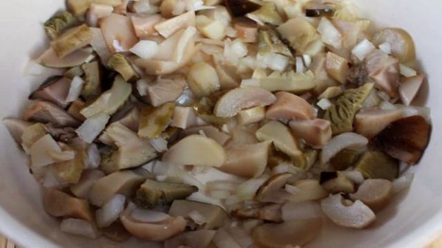 Грибной салат с перцем яйцом и сыром