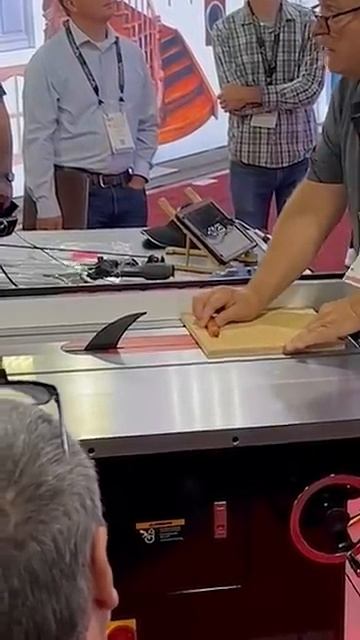 Тест настольной пилы на хот-доге в замедленной съемке с мероприятия IWF  безопастность для пальцев.