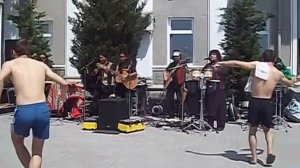 мужики смешно танцуют