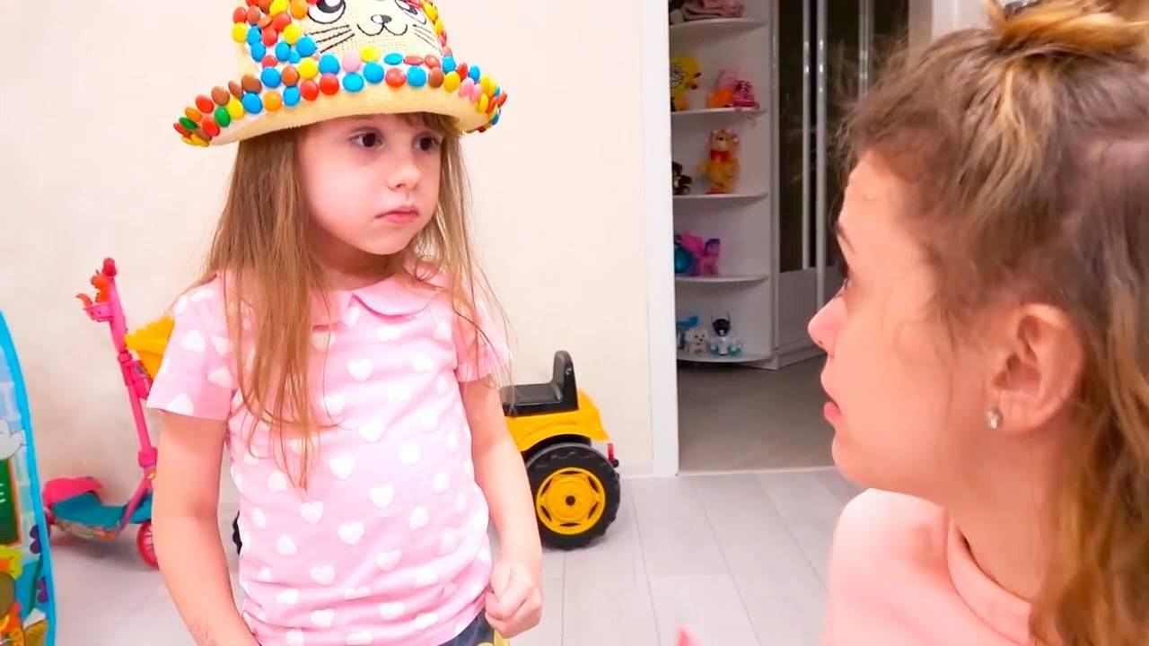 Ева играет в продавца сладких подарков для детей. Sweet surprise