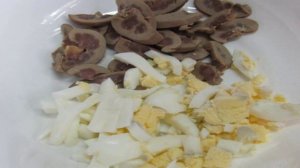 Овощной салат с почками и яйцом