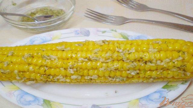 Отварная кукуруза с чесноком и зеленью