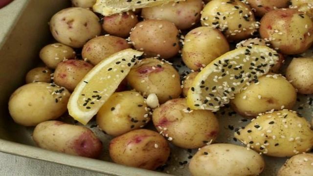 Молодая картошка запечённая с лимоном и кунжутом