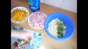 Салат с крабовыми палочками и свежим огурцом.