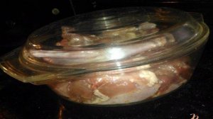 Кролик с мускатом и яблоком.