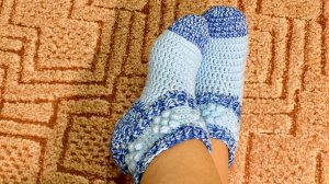 Теплые носочки, тапочки с цветочками крючком