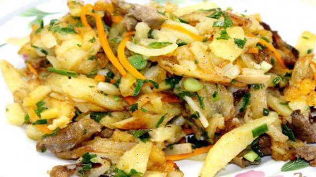 Жаренный картофель с овощами и уткой