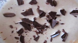 Манный пирог с кусочками шоколада