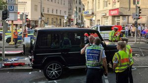 Один человек погиб, семь пострадали в результате наезда авто в Штутгарте