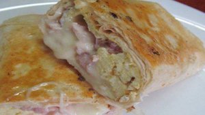 Яйцо сыр копчености в лаваше