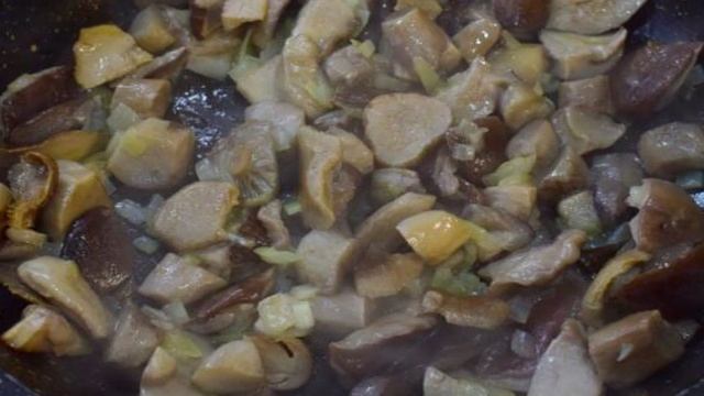Слойки с грибами