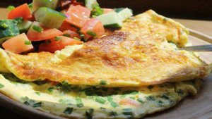 Омлет на молоке с зеленым луком и помидорами