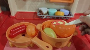 готовим игрушечную еду на детской кухне